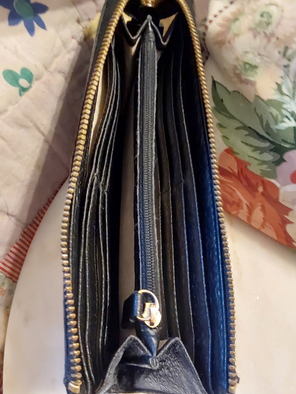 Calvin Klein Saffiano Leather Wallet, Snap Lock Side Pocket, 2010 Design - Picture 6 of 9